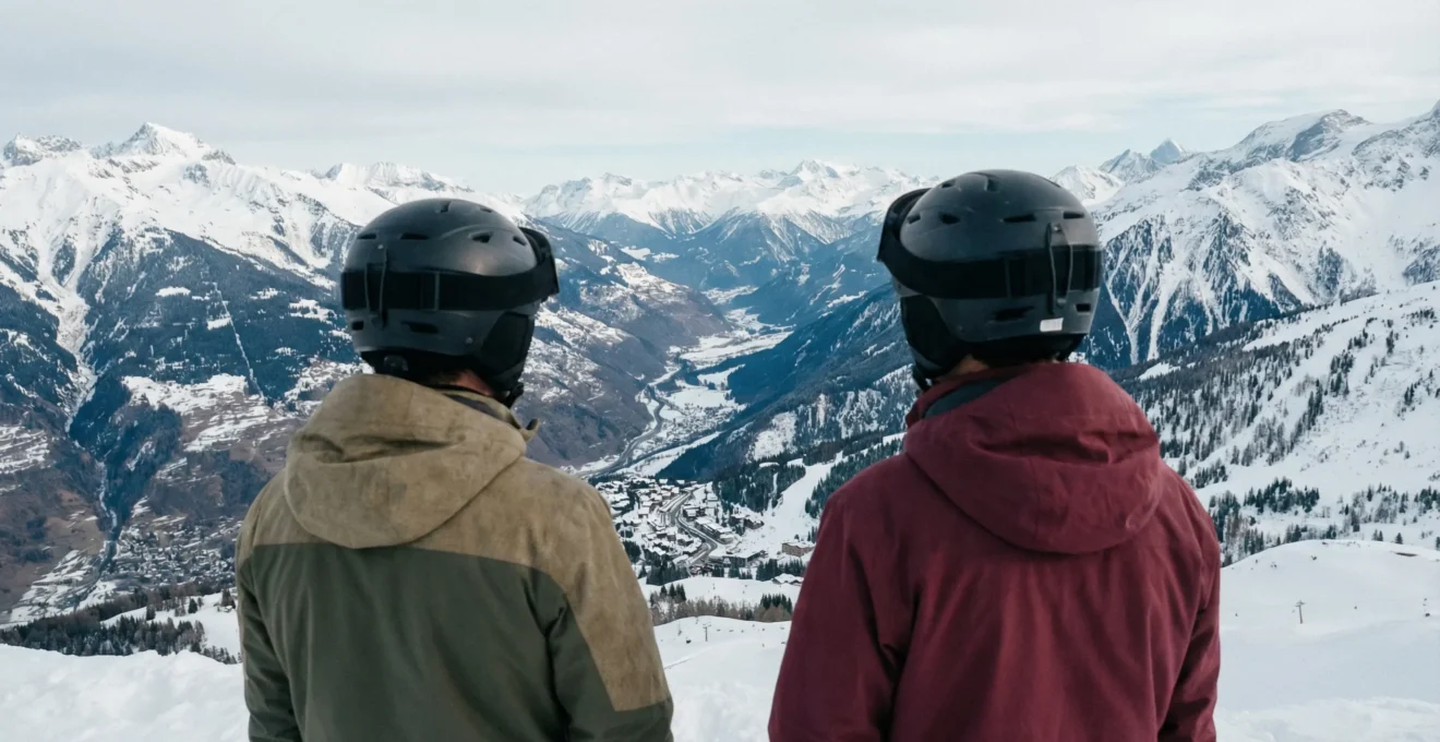 Skieur et skieuse observant la station de Courchevel depuis un point de vue en altitude